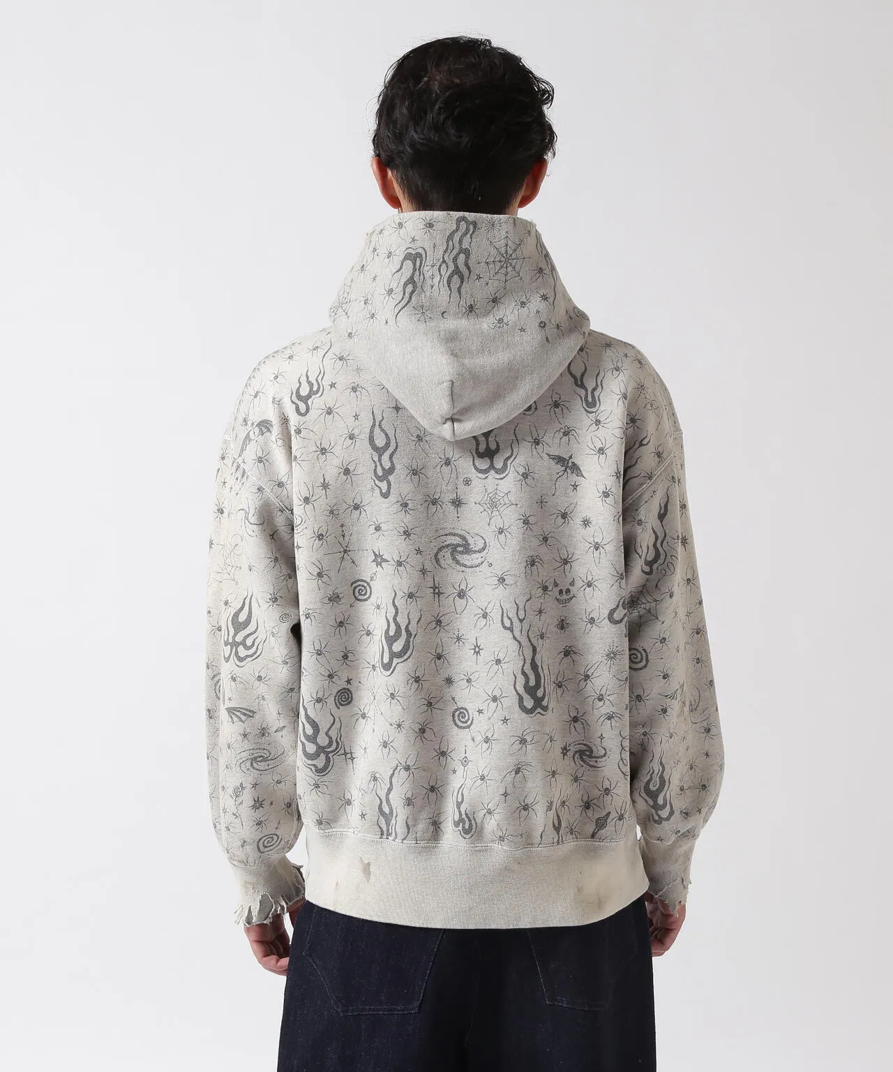SAINT Mxxxxxx x DR. WOO HOODIE ' Dr.Woo ' /GRY Flame Swirl Spider Web Hoodie Distressed Gray S-XL Custom-woven and dyed nostalgic gray fabric. After printing, the garment is sprayed with potion to cause the fabric to oxidize and fade. A large number of artificial fabric destruction processes are added to make the whole piece of clothing look aged and unique like a work of art. This hoodie is co-branded with a famous tattoo design artist and customized with a full set of Dr.Woo accessories. Bringing you authentic items!